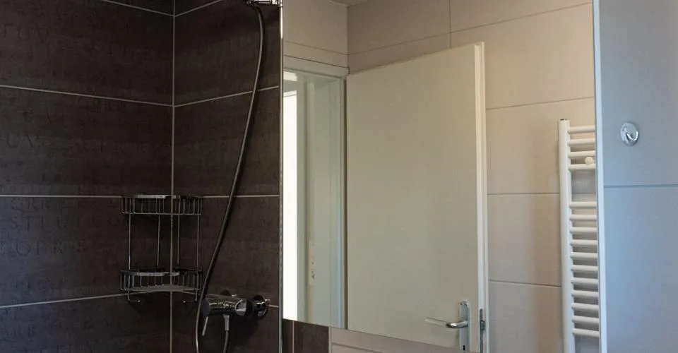 Superbe appartement rénové de 3½ pièces avec balcon, garage et vue dégagée