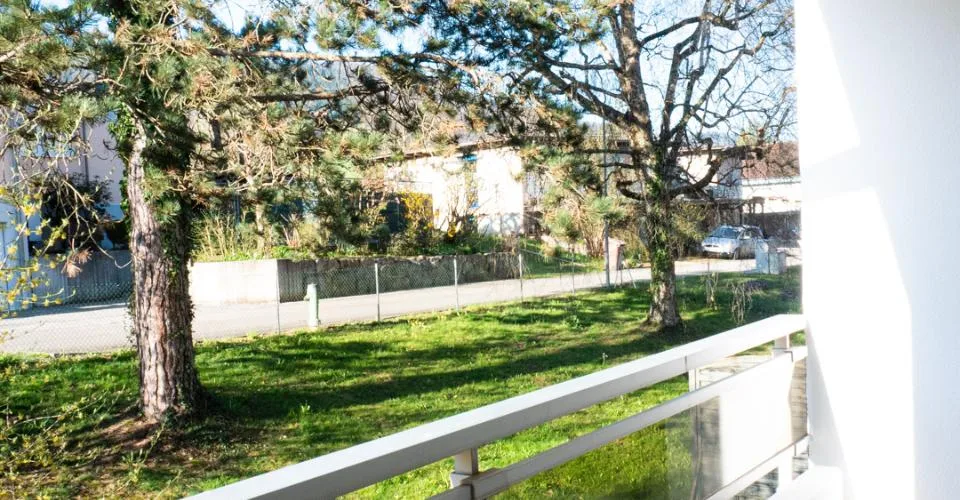 Superbe appartement rénové de 3½ pièces avec balcon, garage et vue dégagée