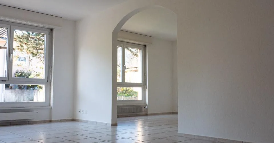 Superbe appartement rénové de 3½ pièces avec balcon, garage et vue dégagée