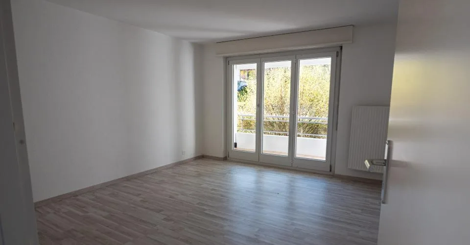 Superbe appartement rénové de 3½ pièces avec balcon, garage et vue dégagée