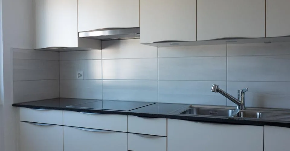 Superbe appartement rénové de 3½ pièces avec balcon, garage et vue dégagée
