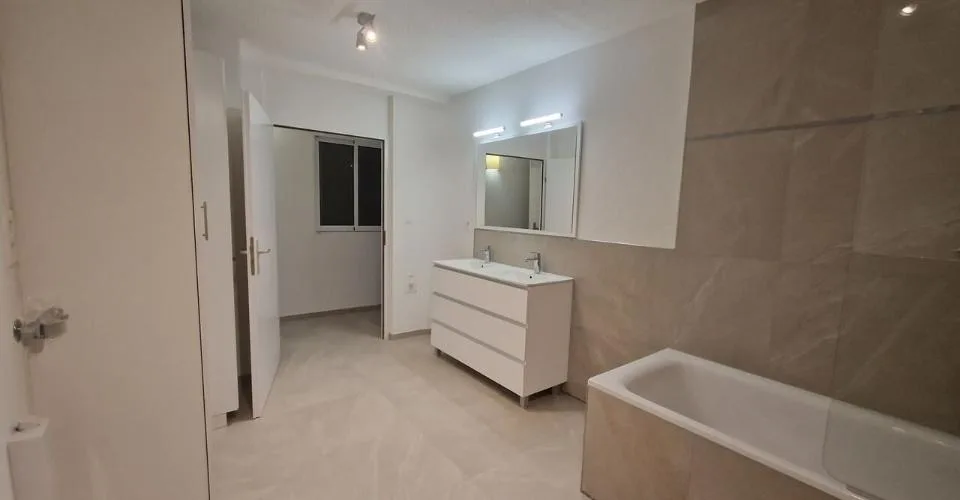 Appartement entièrement rénové de 3.5 pièces à Alle