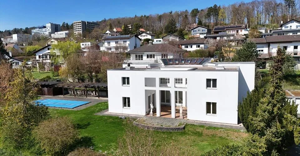 Située à Porrentruy villa d'architecte de 9 pièces