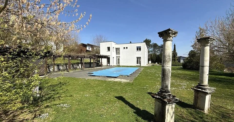 Située à Porrentruy villa d'architecte de 9 pièces