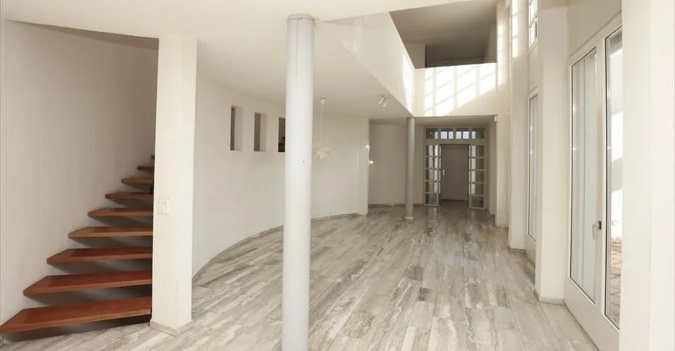Située à Porrentruy villa d'architecte de 9 pièces