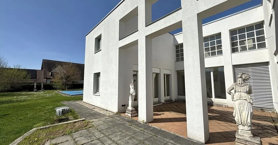 Située à Porrentruy villa d'architecte de 9 pièces