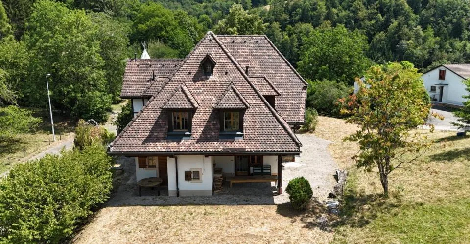 À vendre à Asuel maison de maître de 9.5 pièces terrain de 2'747 m²