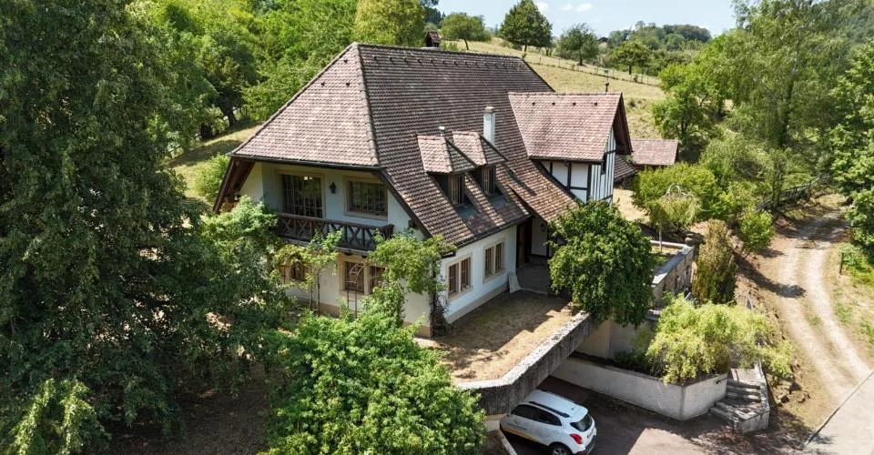 À vendre à Asuel maison de maître de 9.5 pièces terrain de 2'747 m²