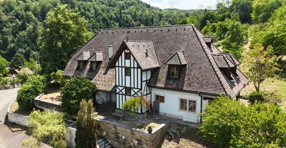 À vendre à Asuel maison de maître de 9.5 pièces terrain de 2'747 m²