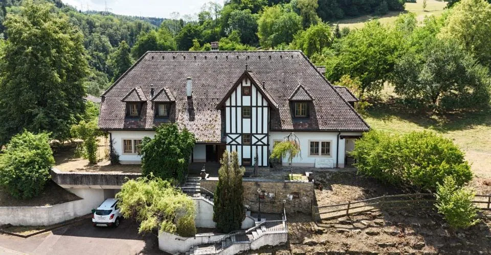 À vendre à Asuel maison de maître de 9.5 pièces terrain de 2'747 m²
