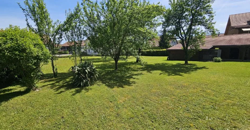 À vendre à Glovelier maison de 3 appartements et grand terrain