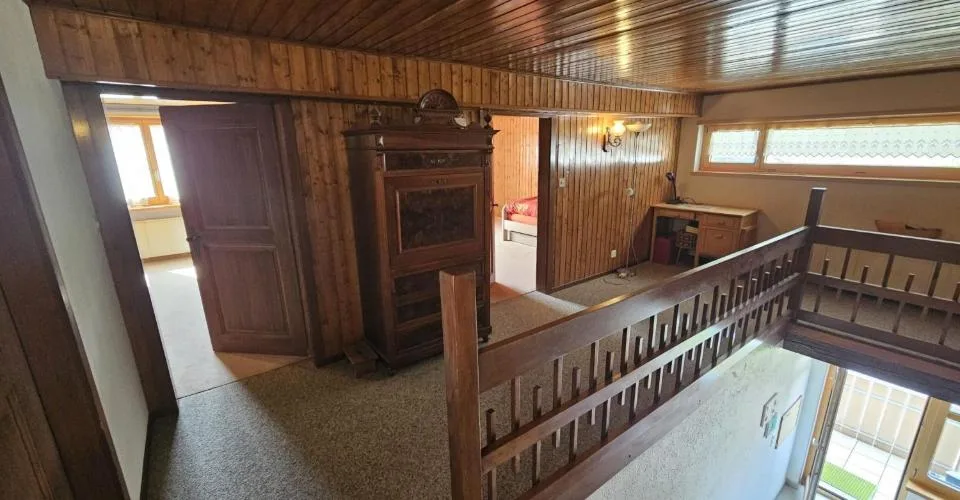 À vendre à Glovelier maison de 3 appartements et grand terrain