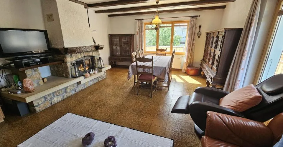 À vendre à Glovelier maison de 3 appartements et grand terrain