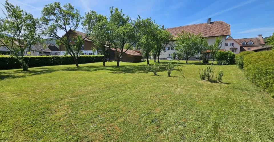 À vendre à Glovelier maison de 3 appartements et grand terrain