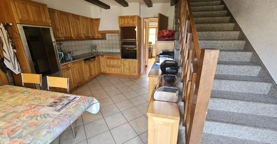 À vendre à Glovelier maison de 3 appartements et grand terrain