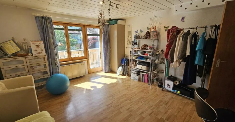 À vendre à Glovelier maison de 3 appartements et grand terrain