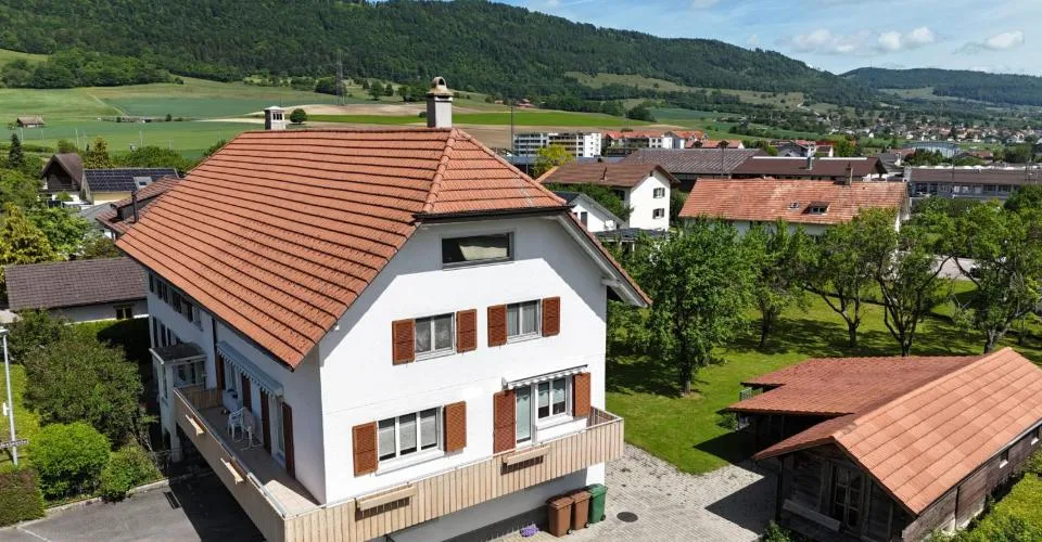 À vendre à Glovelier maison de 3 appartements et grand terrain