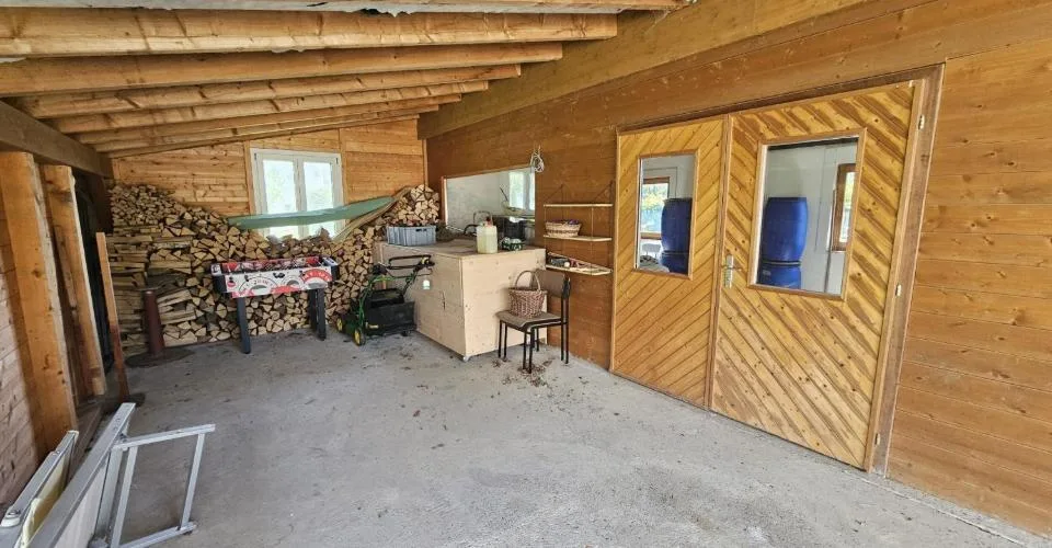 À vendre à Glovelier maison de 3 appartements et grand terrain