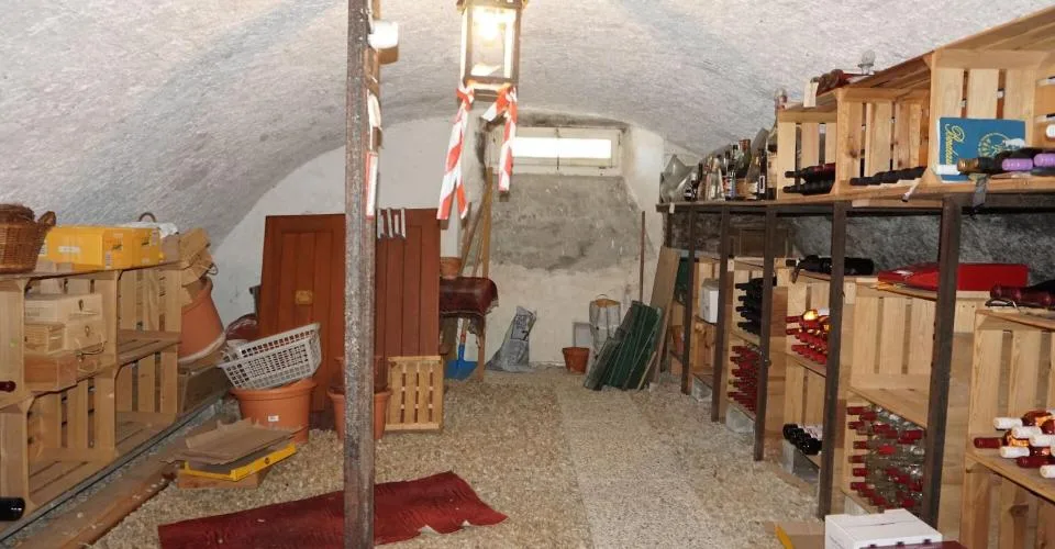 ARI-248 Immeuble d'habitation, ancien restaurant en rez-de-chaussée, 2 appartements dans les étages et grandes combles – Foto 10 von 11