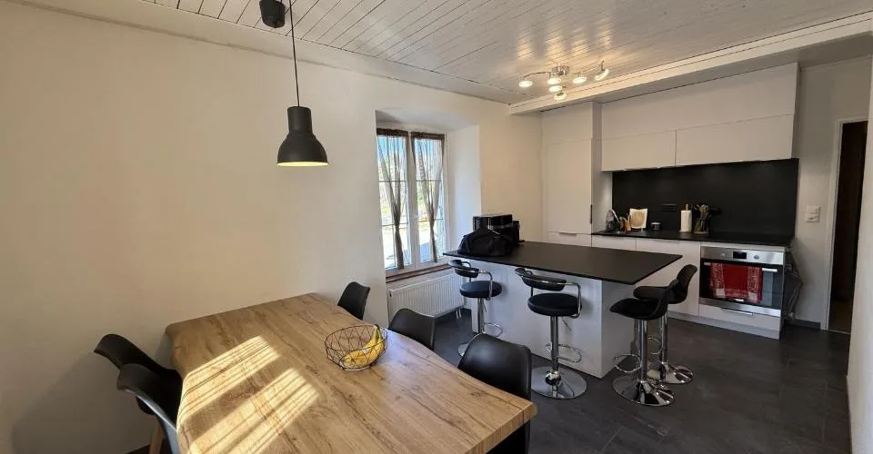 Charmante maison mitoyenne de 4 pièces avec terrasse, cave voûtée et garage à Grandfontaine