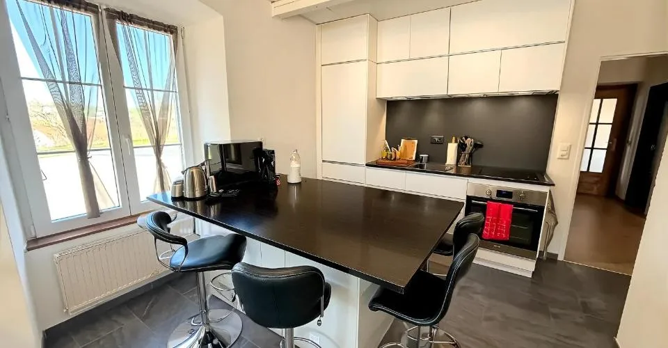 Charmante maison mitoyenne de 4 pièces avec terrasse, cave voûtée et garage à Grandfontaine