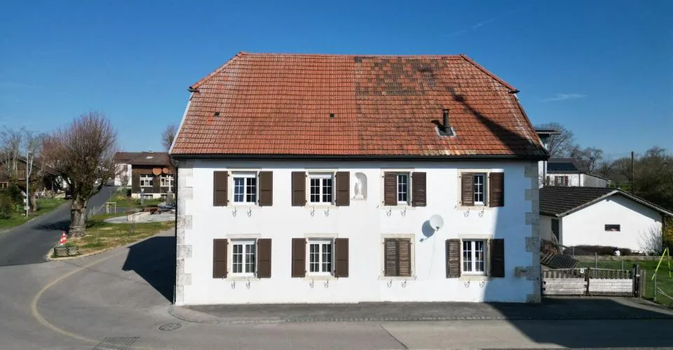 Charmante maison mitoyenne de 4 pièces avec terrasse, cave voûtée et garage à Grandfontaine