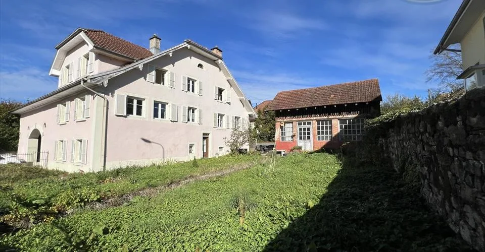 Maison de trois appartements à Courgenay avec grange – photo 2 sur 13