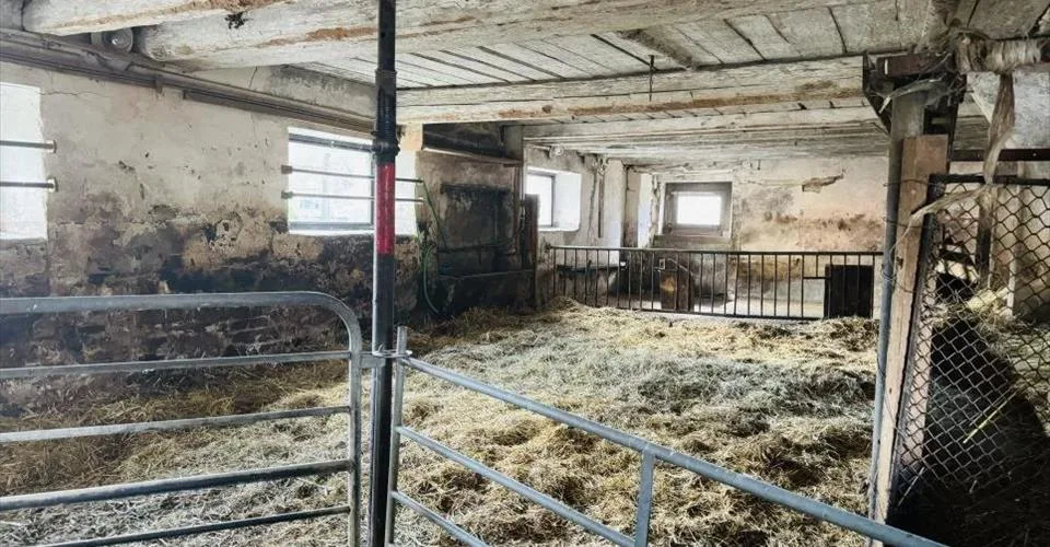 Grosse baisse de prix! Ancien corps de ferme offrant un fort potentiel