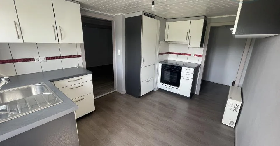 Maison avec grange et jardin, à la sortie du village d'Alle