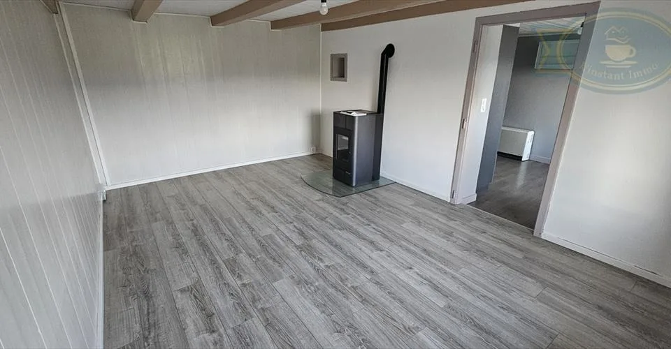 Maison avec grange et jardin, à la sortie du village d'Alle