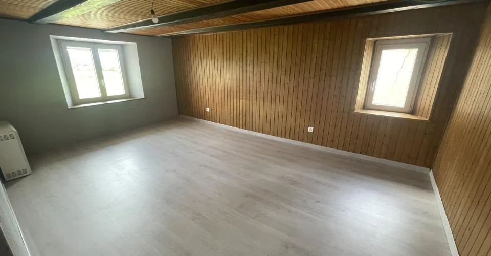 Maison avec grange et jardin, à la sortie du village d'Alle