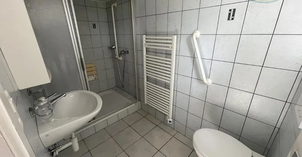 Maison avec grange et jardin, à la sortie du village d'Alle