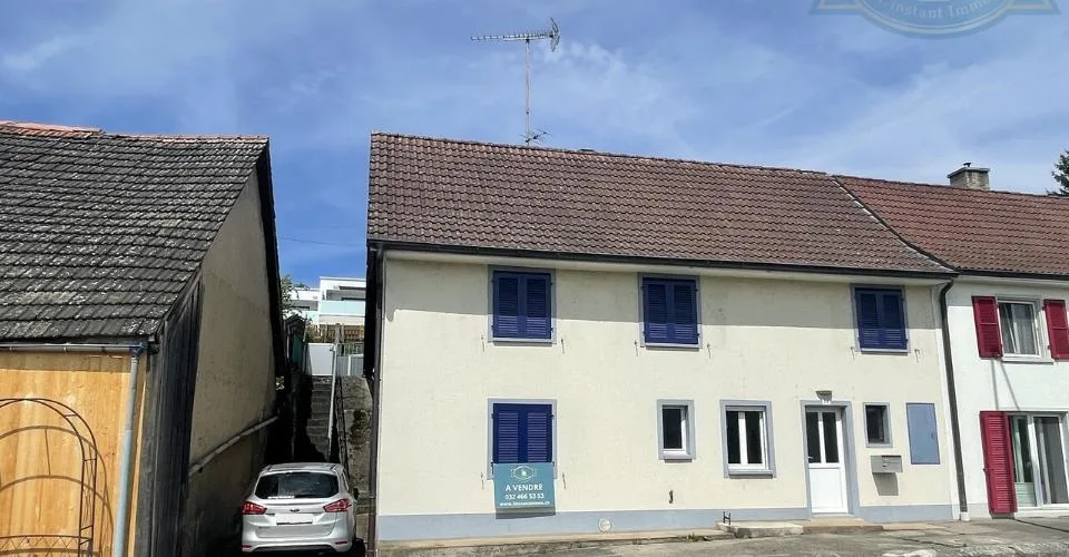 Maison avec grange et jardin, à la sortie du village d'Alle
