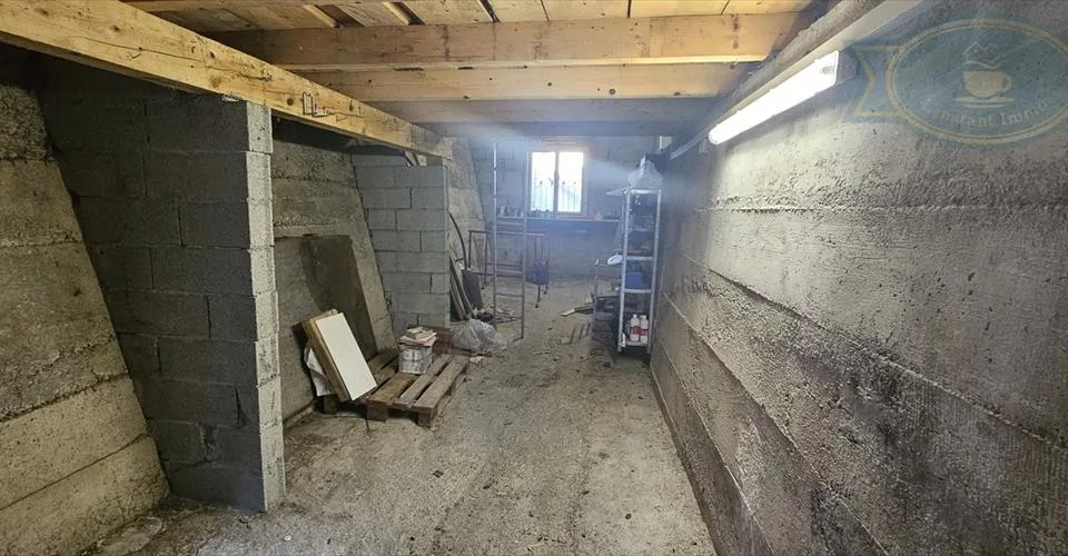 Maison avec grange et jardin, à la sortie du village d'Alle