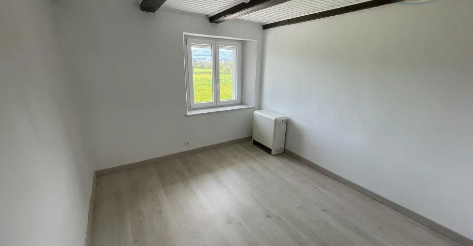 Maison avec grange et jardin, à la sortie du village d'Alle