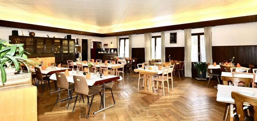 Domaine équestre avec hôtel-restaurant et appartement de fonction