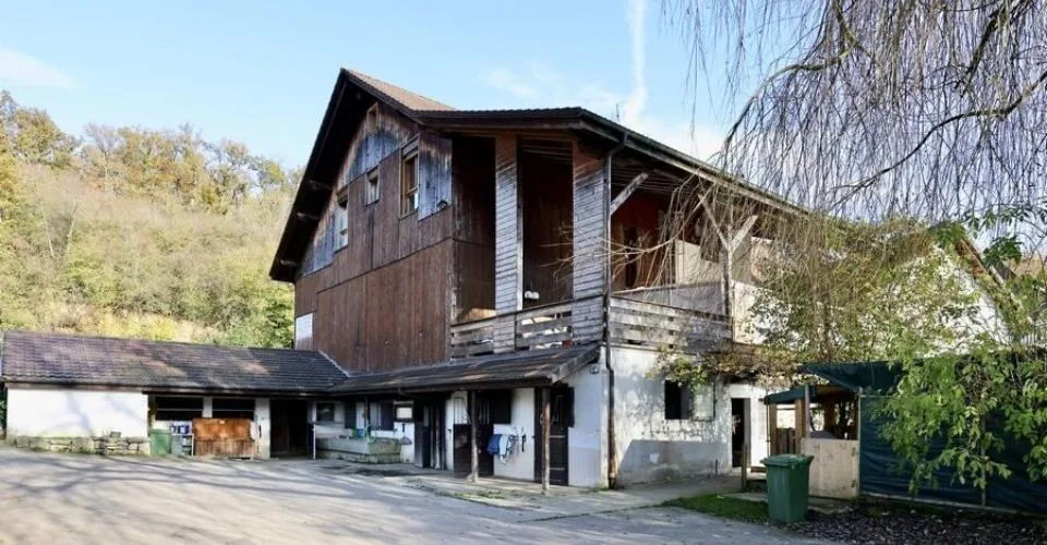 Domaine équestre avec hôtel-restaurant et appartement de fonction