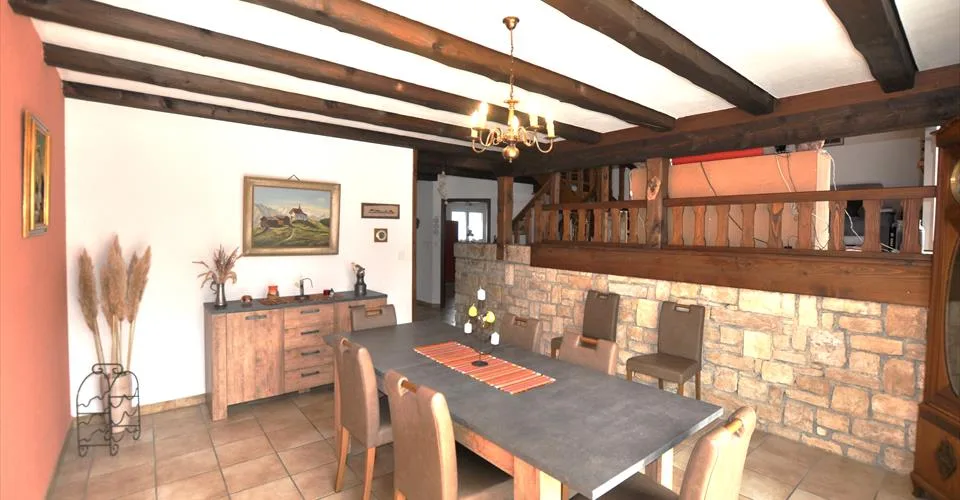 Jolie propriété, composée de deux logements, située à Courtemaîche