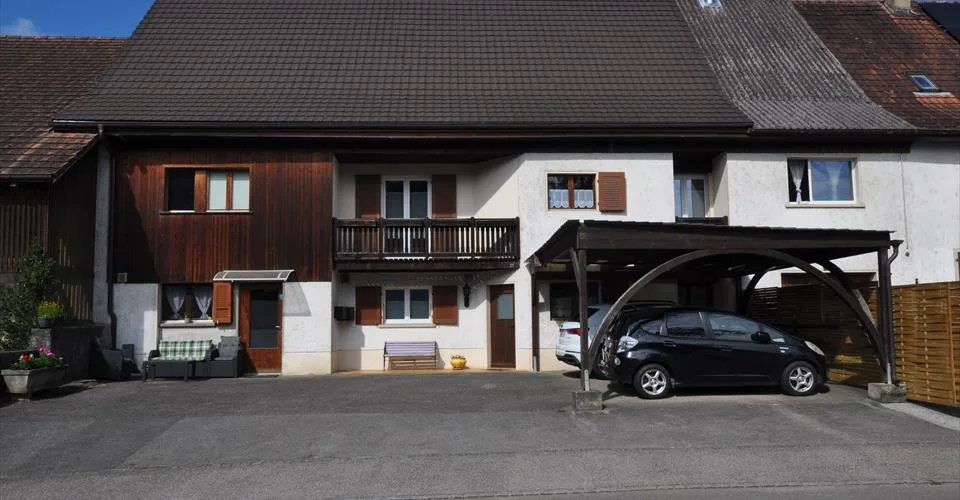 Jolie propriété, composée de deux logements, située à Courtemaîche
