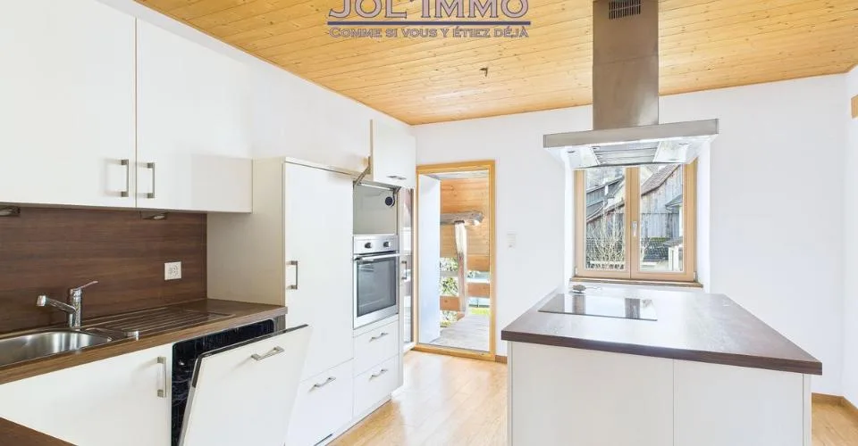 Petit immeuble rénové - 3 appartements à Vendlincourt