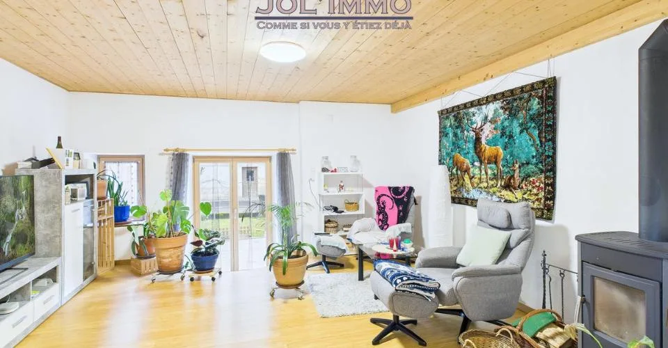 Petit immeuble rénové - 3 appartements à Vendlincourt