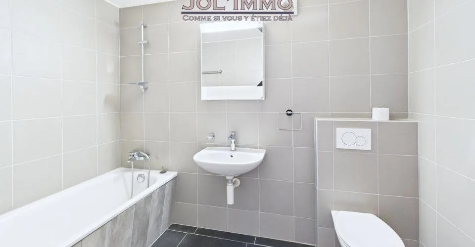 Petit immeuble rénové - 3 appartements à Vendlincourt