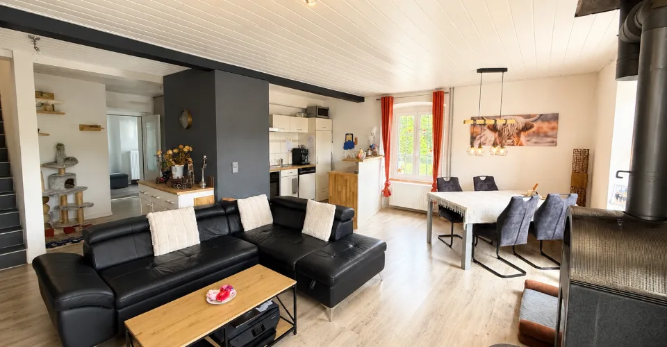 Opportunité unique de 2 maisons mitoyennes avec jardin, terrasse, cave voûtée et garages à Grandfontaine