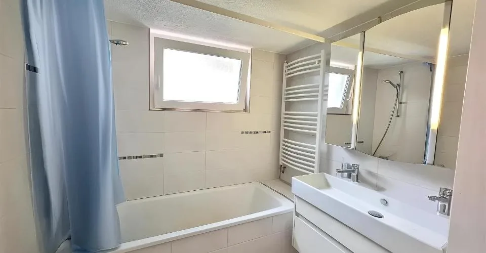 Appartement tout rénové de 4,5 pièces avec balcon et jardin