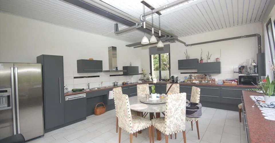 Magnifique maison de 2 grands et lumineux appartements.