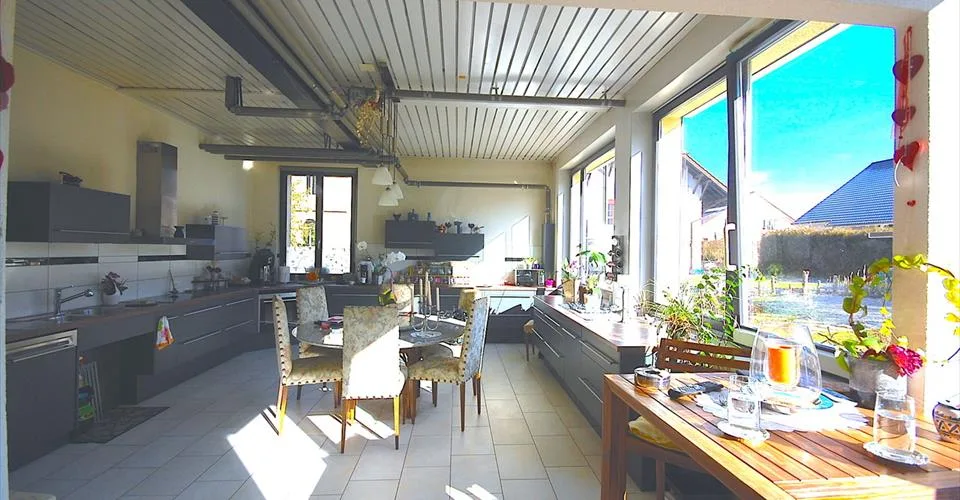 Magnifique maison de 2 grands et lumineux appartements.