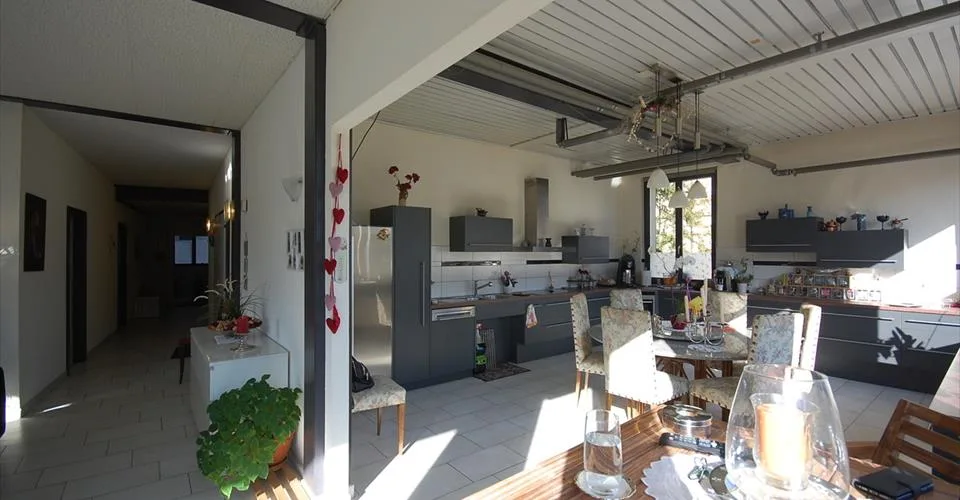 Magnifique maison de 2 grands et lumineux appartements.