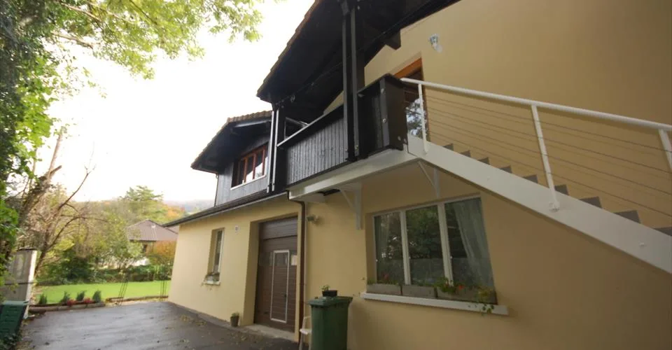 Magnifique maison de 2 grands et lumineux appartements.