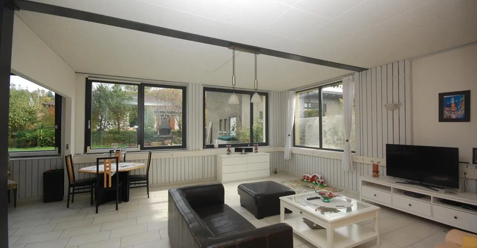 Magnifique maison de 2 grands et lumineux appartements.
