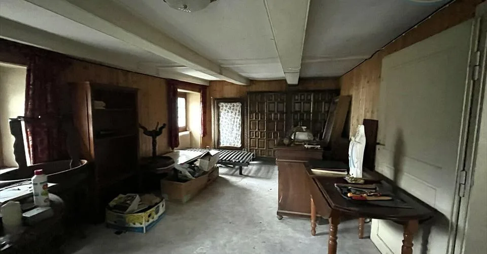 Maison de 7 pièces à rénover ou à transformer idéalement située à Alle